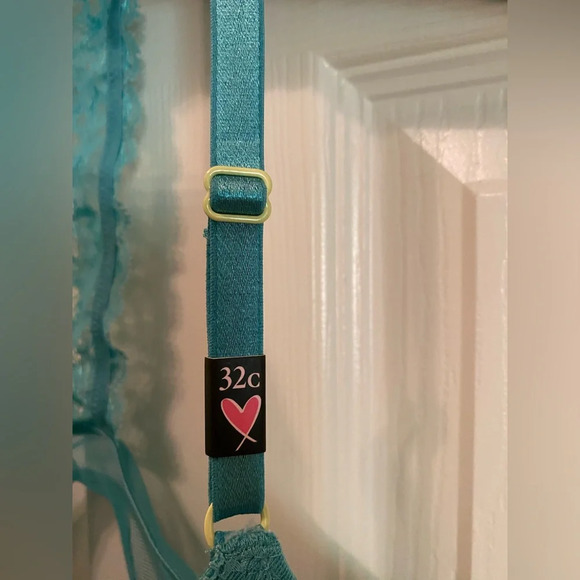 Victoria’s Secret 32C push up bra NWT - Picture 2 of 8